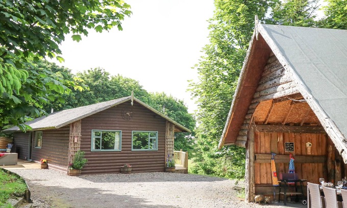 Great Fryup Dale Cottage | POND FARM WOODLANDS, pet friendly, with hot tub in Ugthorpe