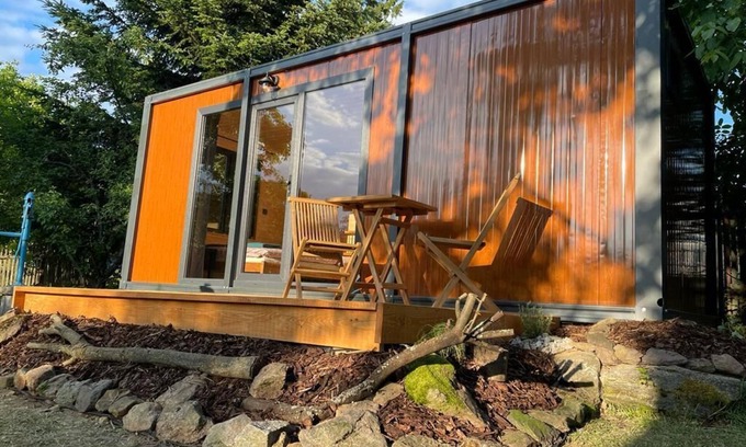 Dolni Laz Ski Chalet | Pond view tiny house with big patio and breakfast, rural