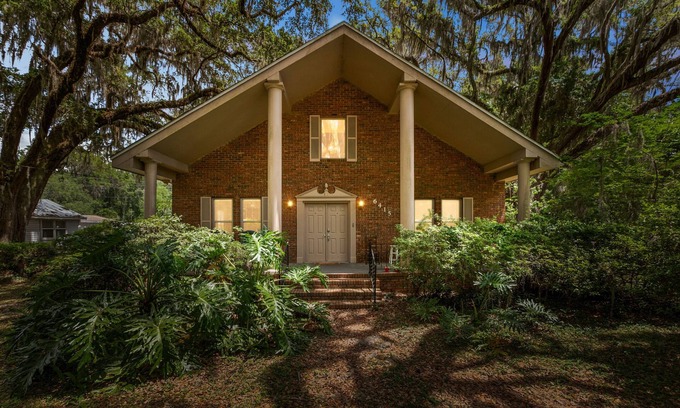 Gainesville House | Ponderosa Off The Beaten Path 5 Bedroom Farmhouse