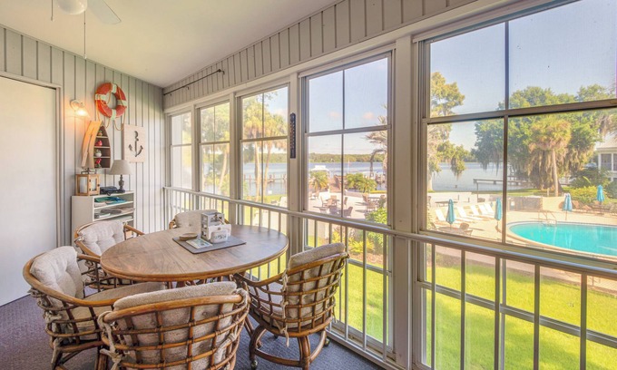 Welaka Condo | Pool Access & Lanai: Riverfront Welaka Condo!