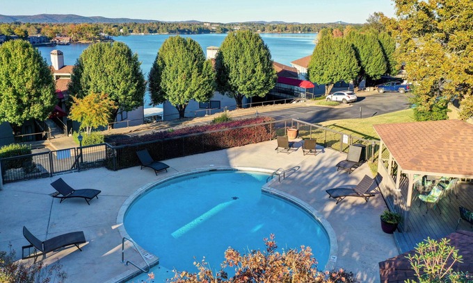 Lake Hamilton Apartment | Pool & Dock Access: Lakefront Hot Springs Condo!