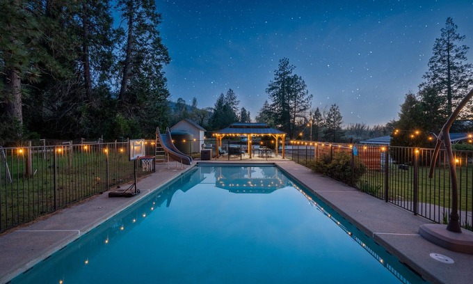 Oakhurst Villa | Pool*GameRm*Theater*Bar*FirePit*Pickleball*Volleyball