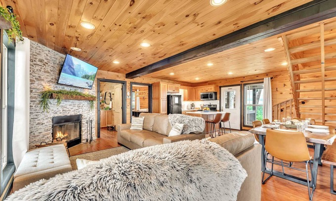 Bryant Cabin | Pop & Granny's cabin with a fire pit, hot tub, & indoor pool!