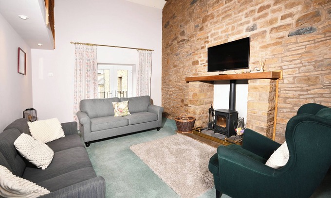 Alston Cottage | Poppythorn Cottage Duplex Free Wi-Fi Hot Tub Nature Retreat Cosy