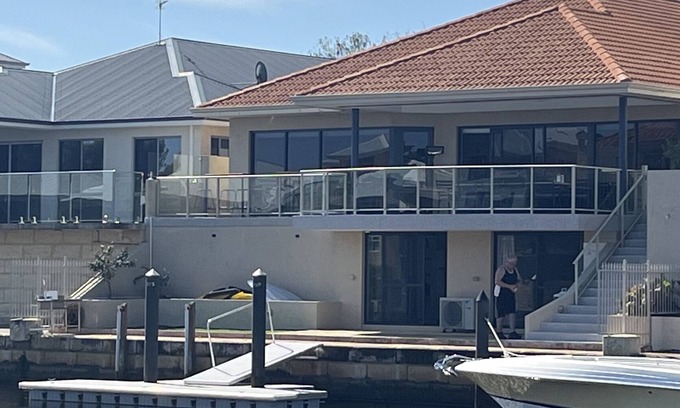 Wannanup House | Port Bouvard Escape – large canal home with private jetty