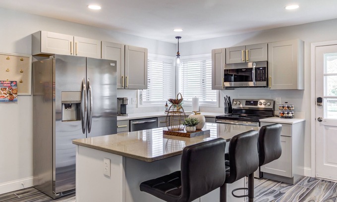 Port Clinton House | Port Clinton 4 Bdrm Luxury-2 blocks from beach