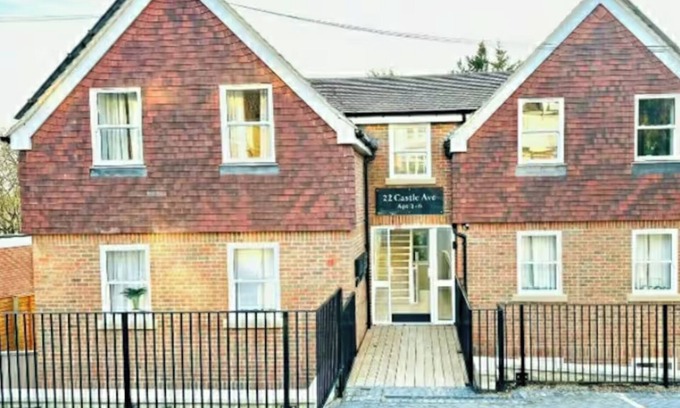 Dover Cabin | Port of Dover Lodge 20 sleeps