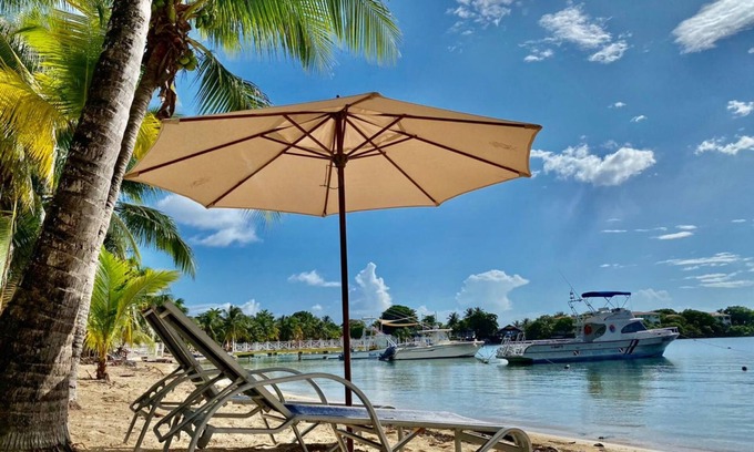 Half Moon Bay Hotel | Posada Arco Iris