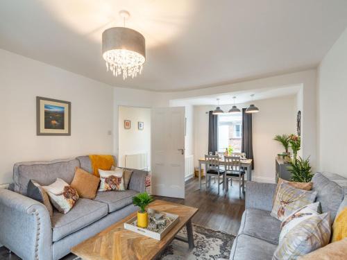 Great Ayton House | Postman's Lodge