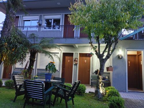 Carniel House | Pousada Caminho das Rosas-Gramado-temporada ou diária