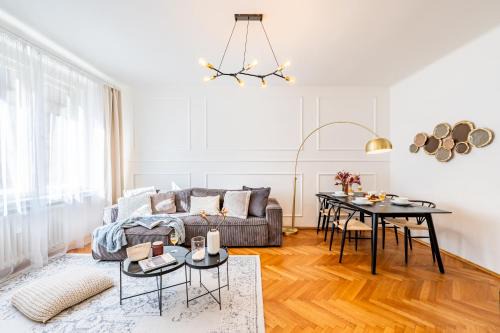 Petrska ctvrt Apartment | Prague Days - Glamorous Apt w Balcony near Vltava River