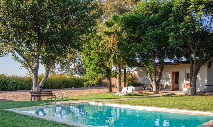 Carmona House | Preciosa y confortable casa de campo con piscina y chimenea