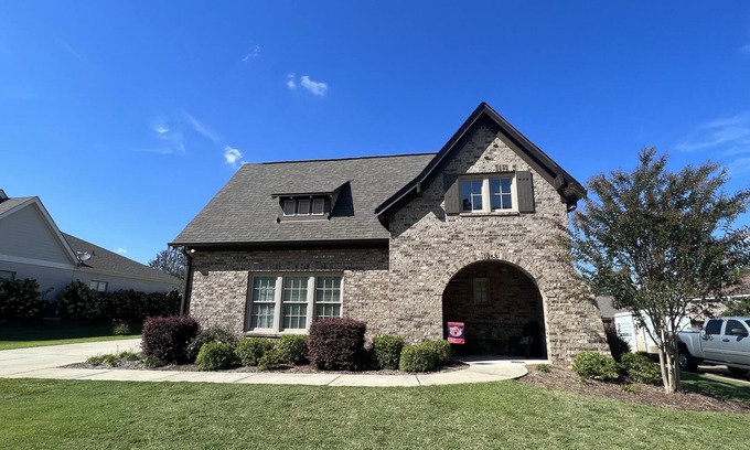 Auburn House | Precious Game Day Home 3 miles to Downtown AU! Pets Welcome!