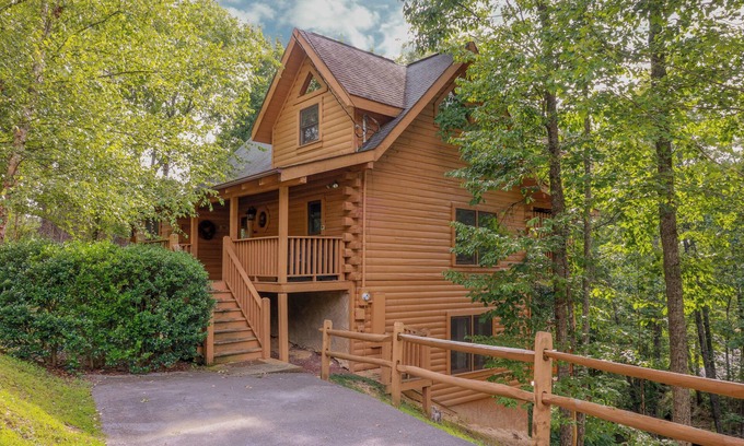 Gatlinburg - Pigeon Forge Cabin | Premier 3-Level Cabin w/Hot Tub, Pool Table, Resort Pool, Putt Putt, Fishing