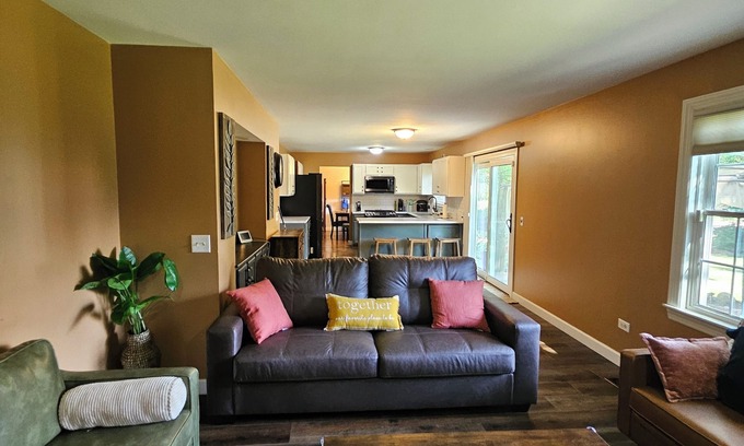 Gurnee House | Premier 4BR/2.5BA Home: Across from Great Wolf Lodge & Mins to Six Flags, I-94!