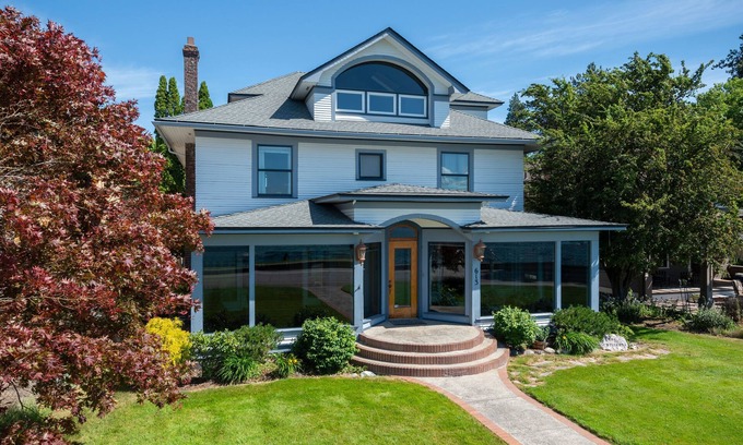 Fort Grounds House | Premiere Beach House, Family Friendly, West Lakeshore Drive