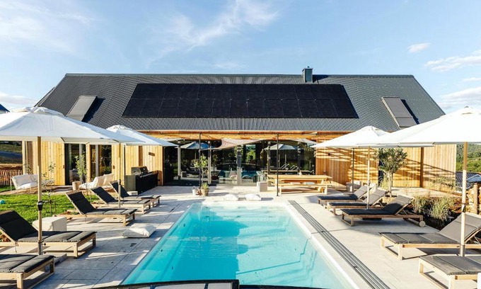 Lieg Villa | Premium Ferienhaus Das Farmhaus - Auf den Moselhöhen - Pool, Sauna, Kino, Garten