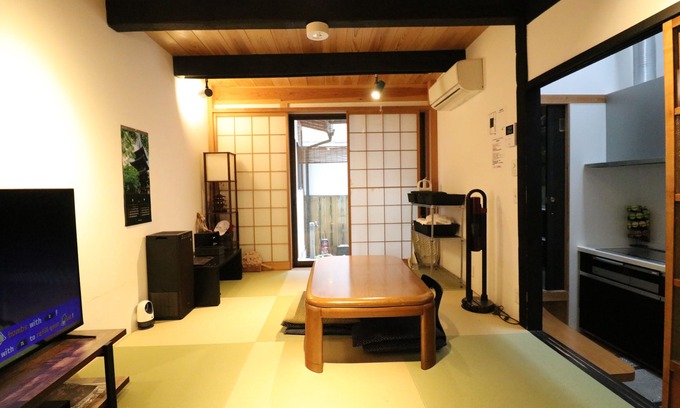 Shimogyo House | Preserved Kyo-Machiya more than 115 years was transformed to an accommodation.