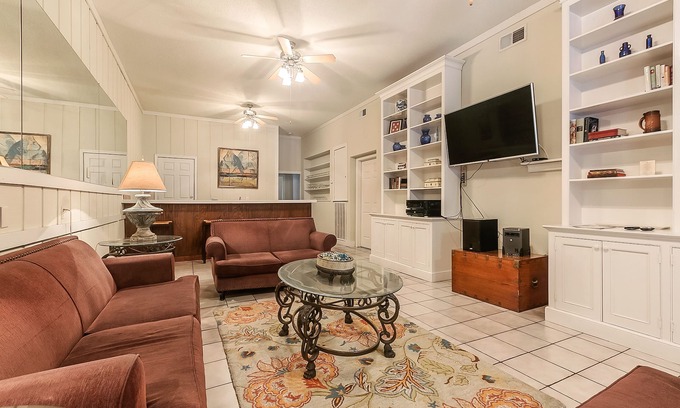 New Orleans Hotel | Prime Location, 3 Blocks to Bourbon St. A great space for groups to enjoy NOLA.
