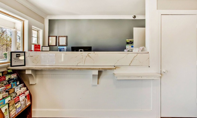 Ridgeland Hotel | Prime Location! Free Parking! Near Old House Plantation and Harold Turpin Park