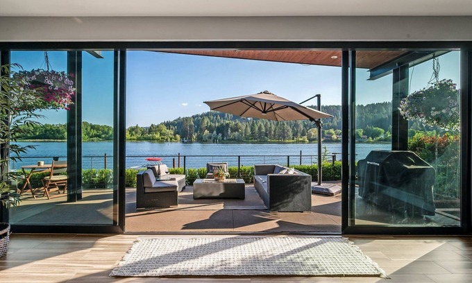 Coeur d'Alene House | PRIME LOCATION, Incredible views! River front Home CdA 2mi to town Spa Sleeps 8