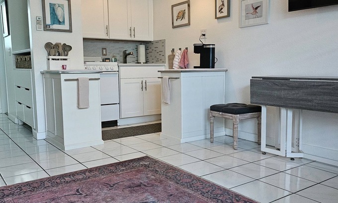 Pass-a-Grille Historic District Apartment | Prime location on Pass-A-Grille Beach! Everything you need is here!