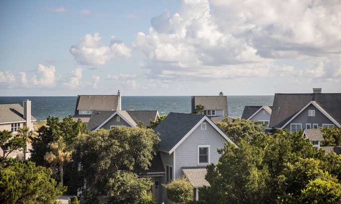 Flora's Bluff House | Primrose Cottage - views & breezes on Bald Head Island - 3 minute walk to beach!