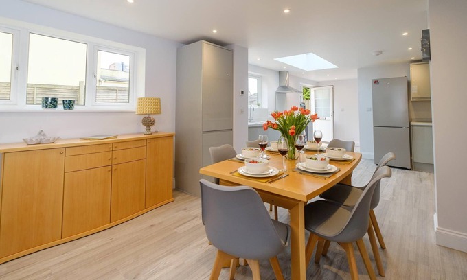 Leiston Cottage | Primrose Cottage - sleeps 6 guests in 3 bedrooms