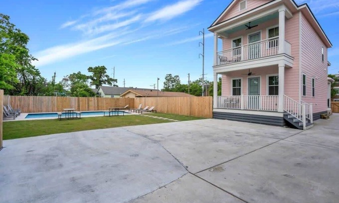 Dillard Apartment | Pristine 4BD w Pool | Driveway Parking | Balcony