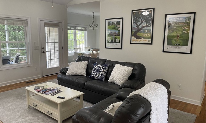 West End House | Pristine Pinehurst #6 home - Gated backyard - 2 min to courses. Handicap Access