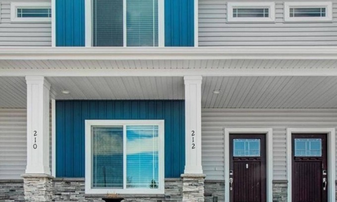 St. Anthony House | Pristine townhome near Sand Dunes with Ample Street Parking