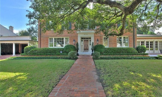 Metairie House | Privacy & Security: Gated Mansion in Exclusive Nola Neighborhood