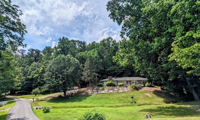 Oconee County House | Private 3-bedroom house sleeps 8~creek & pool table