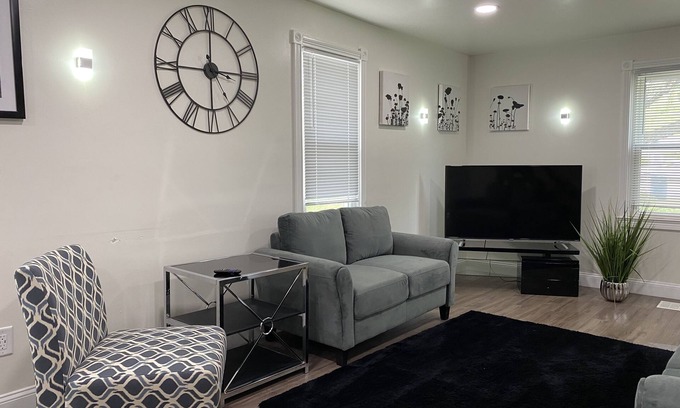 Wayne House | Private 4 BDRM - 3 BTHS house, 5 Miles from Downtown #1 ❤️