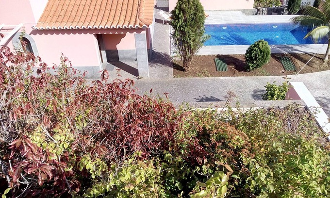 Tabua House | Private and heated swiming pool - Wi-Fi - Cable and Satelite TV - large garden