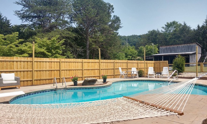 Kodak Cabin | Private and peaceful cabin in convenient location with seasonal outdoor pool