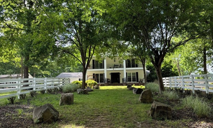 Inman House | Private and Spacious 7-bedroom house in fabulous Brooks with pool and lake, WiFi