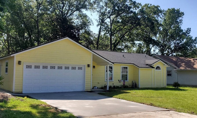 Fleming Island Apartment | Private attached apartment 1 bed 1bath, kitchenette, liv room, private laundry.