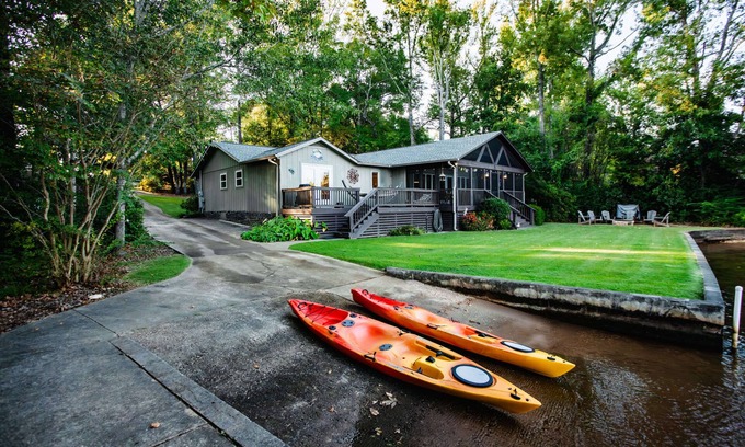 Jacksons' Gap House | Private Boat Ramp, Dock, Pet Friendly, Screen Porch, Firepit, Fish, Kayak, Relax