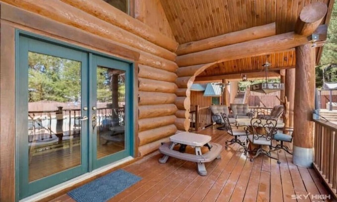West Fork Cabin | Private Cabin 3 acres, Pool, Playground, Poker