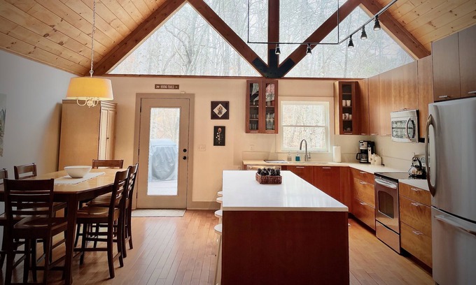 Vein Mountain Cabin | Private Cabin in the Woods - Relax by the Creek!