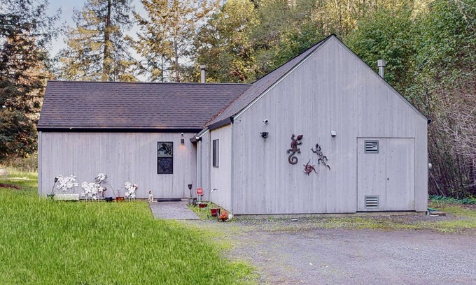 Freestone House | Private creekside oasis on 6 acres with furnished patio & bonus sleeping den