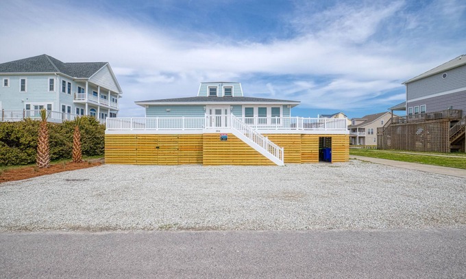 McCutcheon Field Cottage | Private dock,ramp,hot tub. Steps to beach access! Pet friendly.
