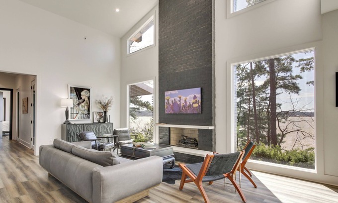 Waterloo House | Private Dock & River Views: Modern Gem in Waterloo