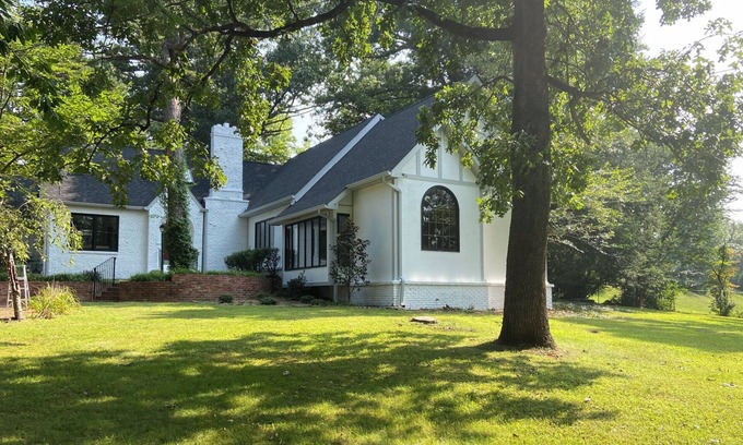 Lupton City Cottage | Private English Tudor on Signal Mnt. Close to hiking, shops, TN River & Chatt!