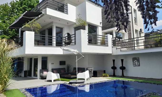 Budaors Villa | PRIVATE Family VILLA with jakuzzi & swimming pool