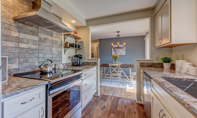 Harlow House | Private Fenced Backyard🌻 Near U of O 4 Miles—>Autzen🏈 Ping pong🏓 & Fun Toys