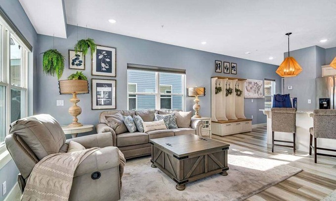 Table Rock House | Private FirePit - PinBall - Backyard - Steps to Amenities - HotTub - Free Tickets - LakeView!