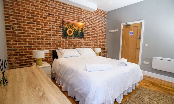Lincoln House | private garden city center 1 bed en-suite room king sized bed free wifi