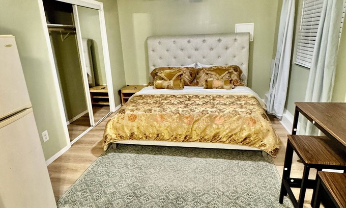 South Redlands House | Private guest suite with kitchen